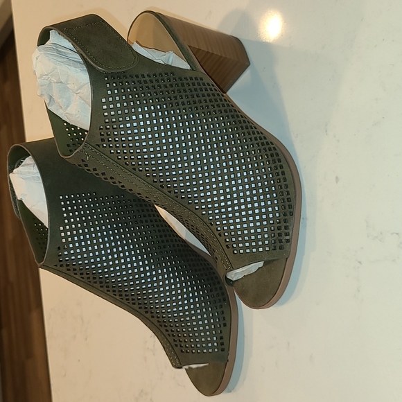 Cityclassified Block Heel Sandals - Picture 2 of 5